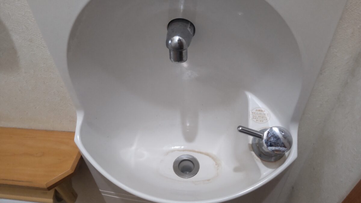 水垢びっしりの手洗い器